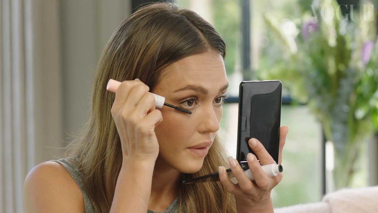 Graphic eyeliner: Jessica Alba kroz petominutni tutorijal otkriva kako kreirati ovaj makeup look doma