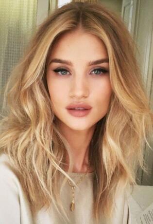 Tutorijal: Rosie Huntington-Whiteley otkriva kako napraviti opuštene kovrdže doma