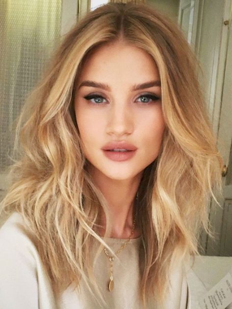 Tutorijal: Rosie Huntington-Whiteley otkriva kako napraviti opuštene kovrdže doma
