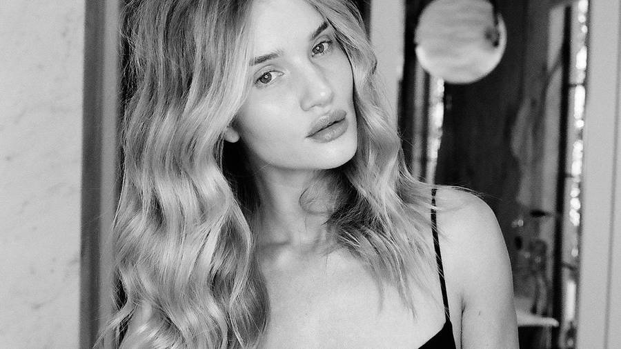 Tutorijal: Rosie Huntington-Whiteley otkriva kako napraviti opuštene kovrdže doma