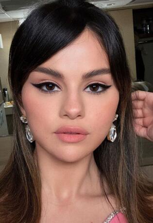 Selena Gomez je kroz video tutorijal otkrila kako doma kreirati savršen cat eye makeup look