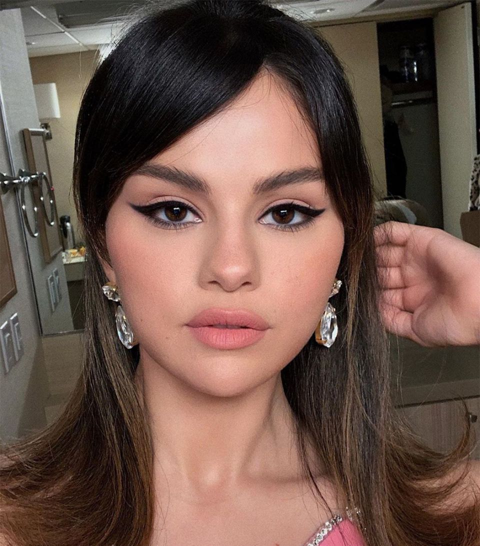 Selena Gomez je kroz video tutorijal otkrila kako doma kreirati savršen cat eye makeup look