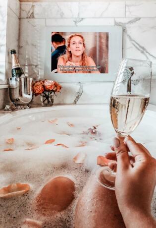 Danas je #BubbleBathDay! Imamo detaljan vodič za opuštajuću kupku i spa večer doma