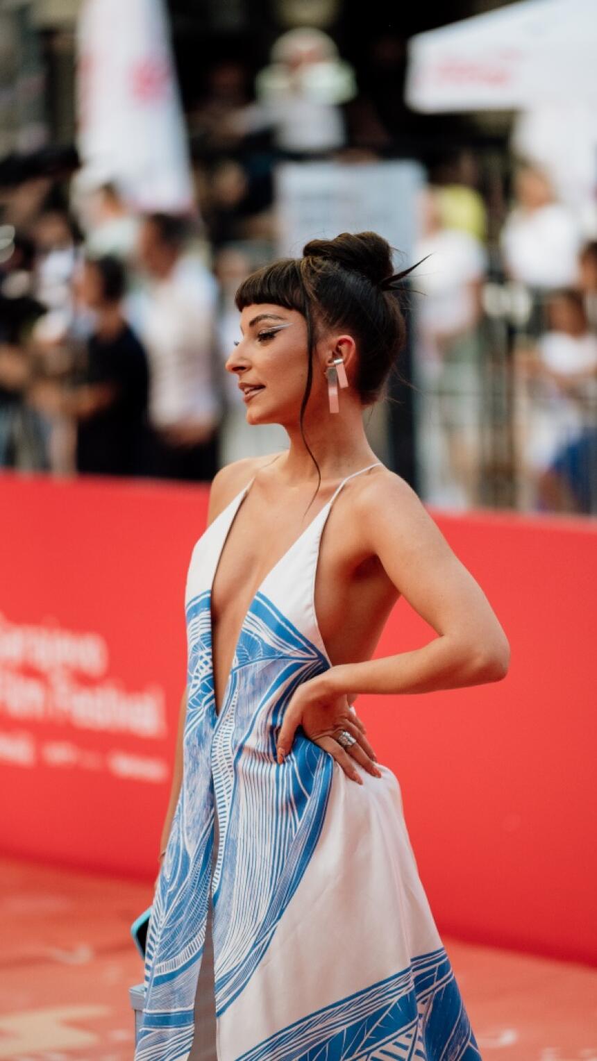 Alisa Čajić donosi cool eleganciju na red carpet u Plusminus kreaciji